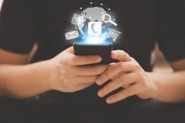 bir adamın elini smartphone ile bir sembol simgesini holding (posta, telefon, ödeme shoping online, arama, Kaydet)