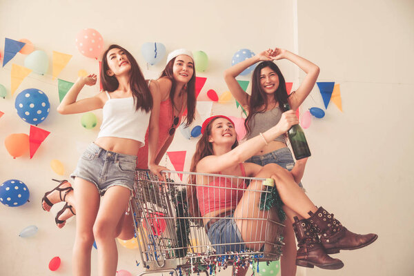 Модная концепция, время вечеринки красивых женщин, пьющих алкогольное шампанское, празднующих Новый год, день рождения, веселье и счастье
