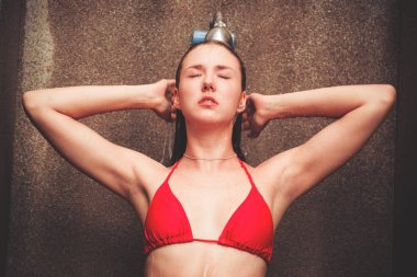 Bikinili kadın duş alıyor