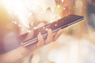 El Smartphone küresel ağ, iş ve teknoloji kavramı ile tutarak.