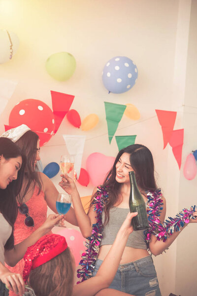 Модная концепция, время вечеринки красивых женщин, пьющих алкогольное шампанское, празднующих Новый год, день рождения, веселье и счастье
