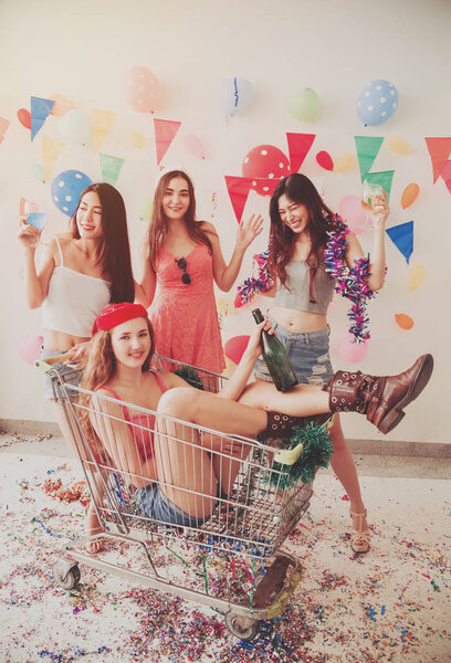 Модная концепция, время вечеринки красивых женщин, пьющих алкогольное шампанское, празднующих Новый год, день рождения, веселье и счастье
