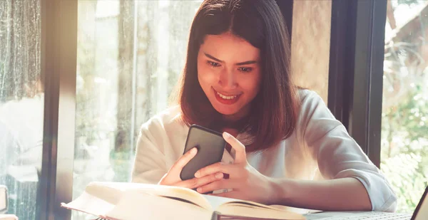 Asiatica Donna Affari Giocando Smartphone Caffè Colori Vintage — Foto Stock