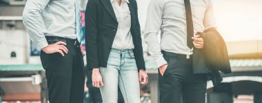 Şehirde iş adamları var.