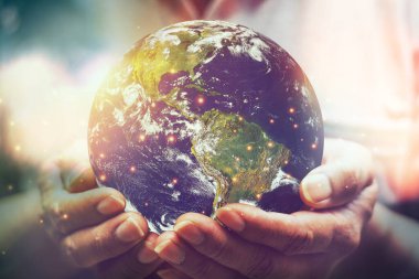 NASA tarafından desteklenen bu görüntünün elementleri olan uçan toprak, enerji ve ekoloji kavramını elinde tutan bir adam.