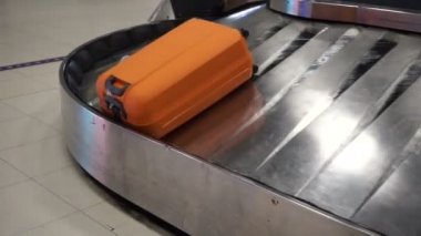 Konveyör bant havaalanında üzerinde çeşitli bavul