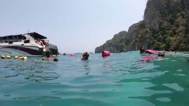 Phuket Tailândia Março 2018 Nadadores Turistas Asiáticos Desfrutando Perto Recife — Vídeo de Stock