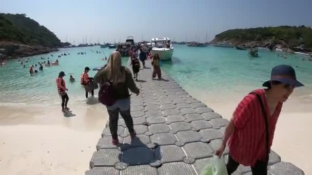 Phuket Tailandia Marzo 2018 Turistas Caminando Puente Pontón Gris Lancha — Vídeo de stock
