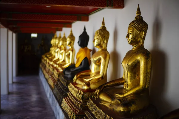 Fila Estátua Buddha Wat Pho Bangkok Tailândia — Fotografia de Stock