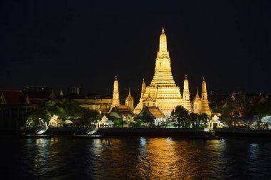 Parlak ışık su ile gece zaman tapınakta Wat Arun