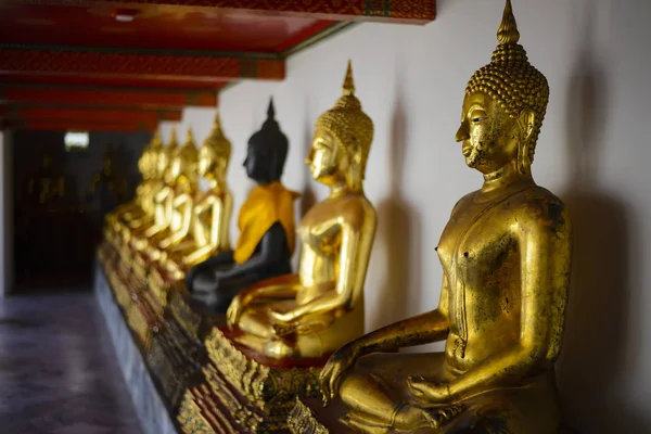Fila Estátua Buda Dourada Wat Pho Bangkok Tailândia — Fotografia de Stock