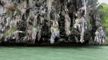 Kireçtaşı ve Tayland denizde yüzen tekne görünümü