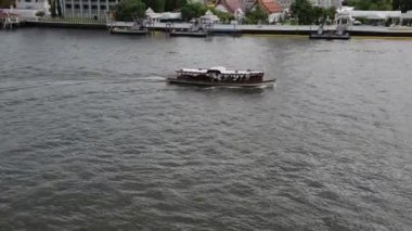 Bangkok, Tayland için tekne ile Chao Phraya nehrin karşısındaki Wat Arun