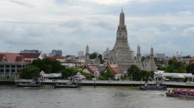 Zaman atlamalı görünümünü Wat Arun karşısında Chao Phraya nehrin Bangkok, Tayland