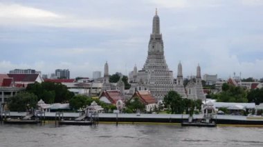 Zaman atlamalı alacakaranlık görünümünün Wat Arun Chao Phraya nehrin karşısındaki günbatımı sırasında Bangkok, Tayland