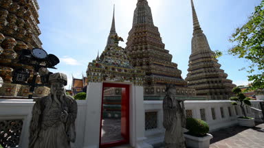Bangkok Tayland Wat Pho tapınağında mavi gökyüzü ile güzel pagodadan