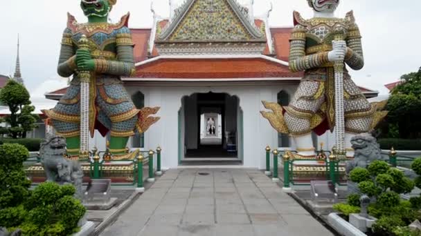 Riesige Statuen Bewachen Einen Der Eingänge Zum Tempel Wat Arun — Stockvideo