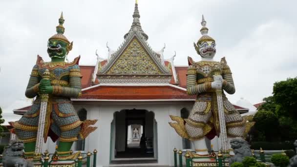 Chůze Výstřelu Dvě Obří Démon Sochy Chrámu Wat Arun Bangkoku — Stock video