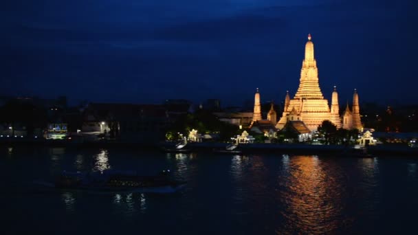 Нічний Погляд Ват Аруна Всій Chao Phraya Річжч Човен Бангкоку — стокове відео