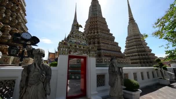 タイのバンコクのワットポー寺院の青い空と美しい仏塔 — ストック動画