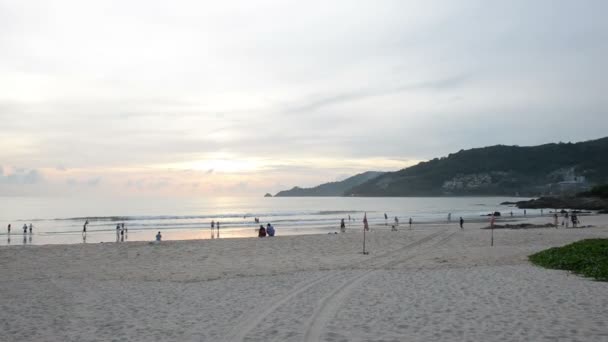 Phuket Tailandia Mayo 2018 Playa Patong Con Muchos Turistas Playa — Vídeo de stock