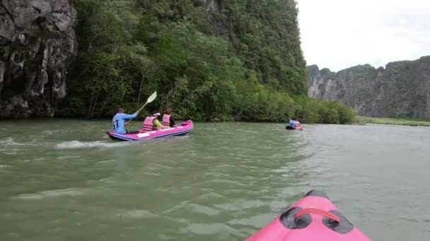 Phuket Thailand Juni 2018 Turister Flytvästar Kajak Båt — Stockvideo