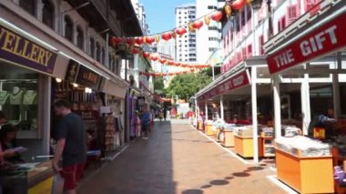 Singapore, Singapur - 9 Mayıs 2018: Singapur, Singapur Chinatown İlçesi'nde kimliği belirsiz insanlar yürümek