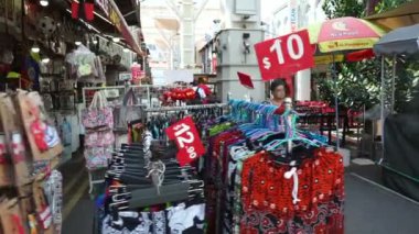 Singapore, Singapur - 9 Mayıs 2018: Popüler bir alışveriş caddesi Singapur Çin mahallesindeki insanlar ziyaret