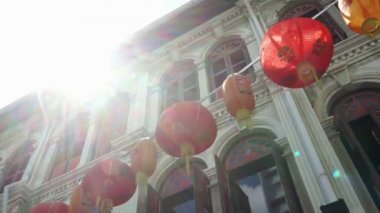 Street Chinatown bölgesinde Singapur, Singapur için kırmızı fener asmak