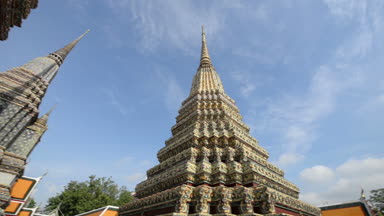 Bangkok, Tayland Wat Pho tapınağında mavi gökyüzü ile eski pagodadan