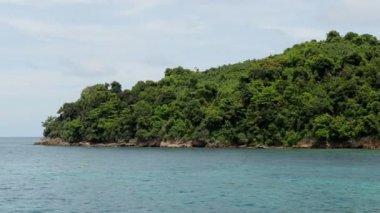 Güzel yeşil ada ve deniz mavi gökyüzü ile