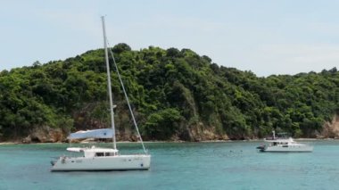 Tayland adanın önünde yat