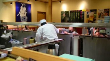 Tokyo, Japonya - 22 Haziran 2018: Totoyamichi konveyör bant suşi Restoran Tokyo görünüm içinde