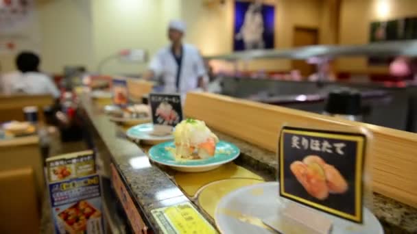 Tokio Japan Juni 2018 Sushi Teller Laufen Auf Dem Band — Stockvideo