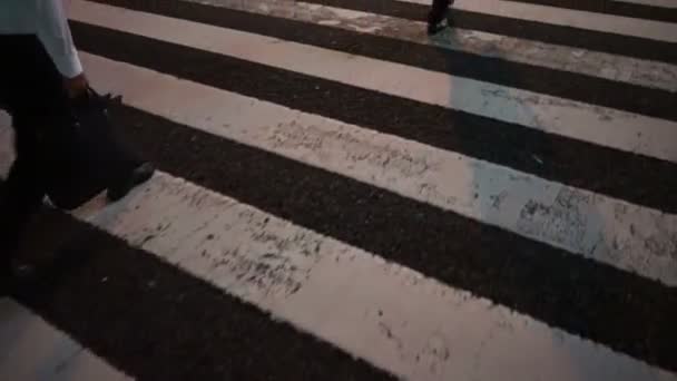 Benen Van Mensen Lopen Een Drukke Crosswalk Tokio — Stockvideo