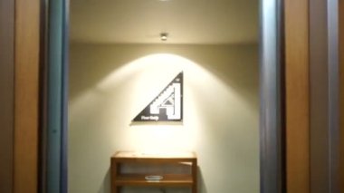 Genel otel koridor boyunca POV yürüyüş