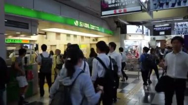 Tokyo, Japonya - 20 Haziran 2018: Pov görünümünü bilet gates Shibuya Japonya demiryolu istasyonunda geçen taşıt