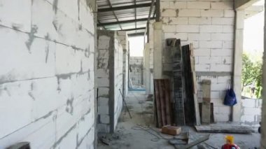Kamera bitmemiş inşaat site bina içinde hareket eder.
