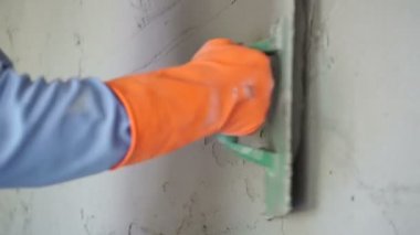 İnşaat alanında çimento kullanarak tuğla duvar sıvama inşaat işçileri