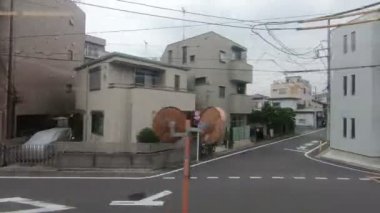 Tokyo, Japonya - 23 Haziran 2018: Japon keisei satırının hızlı tren penceresinden doğal görünümü Ueno istasyonuna demiryolu üzerinde çalışan