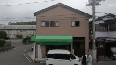 Tokyo, Japonya - 23 Haziran 2018: Pencere görünümünden Japon keisei satırının hızlı tren