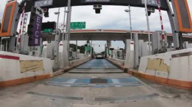 Tokyo, Japonya - 22 Haziran 2018: Sürücü elektronik ücret toplama sistemi ile Hachioji Chuo otoyol geçiş ücreti kapıda