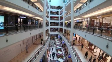 Kuala Lumpur, Malezya - 18 Temmuz 2018: Time lapse video ünlü petronas, Suria Klcc alışveriş merkezi kuleleri