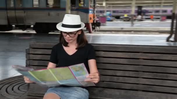 Bella Donna Viaggiatore Alla Ricerca Una Mappa Una Stazione Ferroviaria — Video Stock