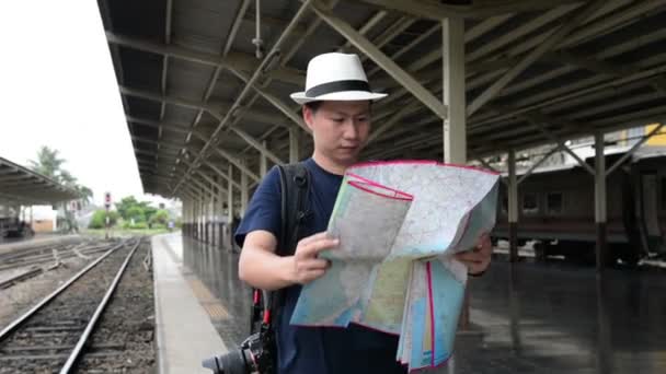 Asiático Saco Homem Pacote Turista Com Mapa Estação Ferroviária Tailândia — Vídeo de Stock