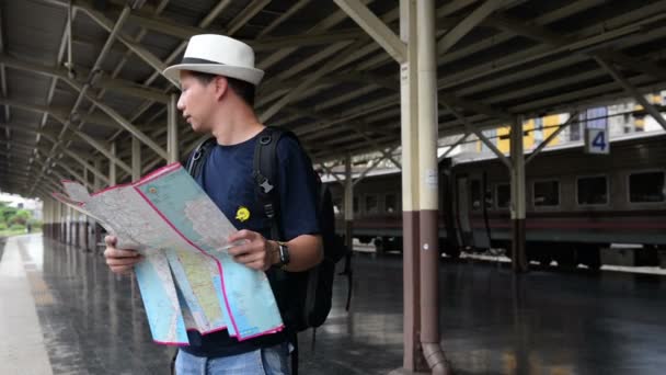 Delincuente Roba Una Bolsa Hombre Asiático Turista Ver Mapa — Vídeo de stock