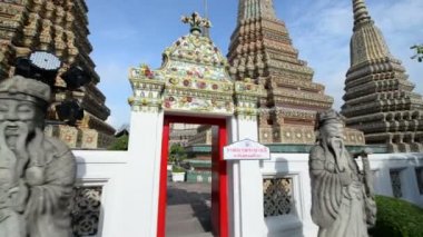Bangkok, Tayland Wat Pho tapınağında mavi gökyüzü ile eski pagodadan