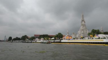 Bangkok, Tayland - 29 Mayıs 2018: Wat Arun, Bangkok yakınındaki iskeleye gelen feribot tekne