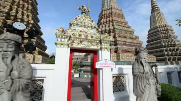 バンコクのワットポー寺院で青い空と古い仏塔 — ストック動画