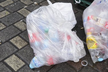 Tokyo, Japonya - 21 Haziran 2018: discared içecek teneke ve plastik şişe koleksiyonu için hazır dolu plastik torbalar